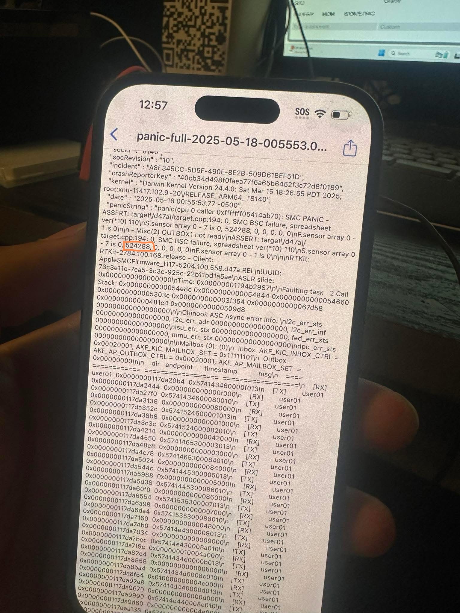 Реальный panic-full лог на экране iPhone со строкой sensor array и выделенным кодом 524288